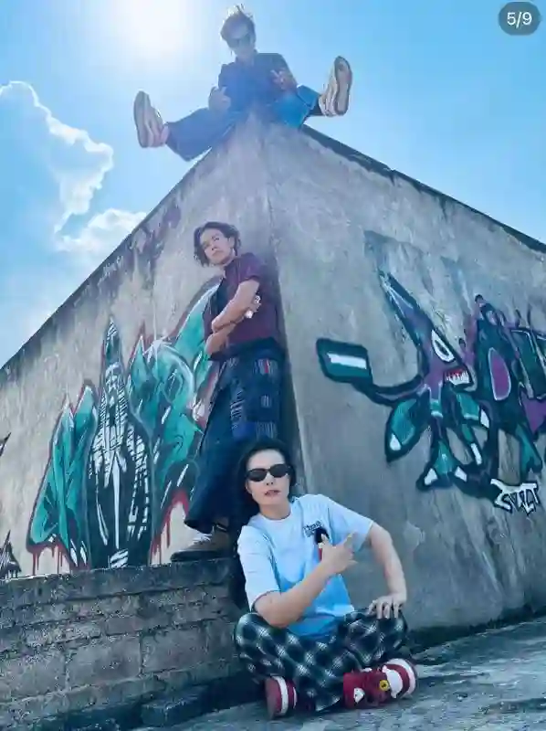 50岁龚琳娜庆祝小儿子生日，母子三人似姐弟，大儿子神似元彬