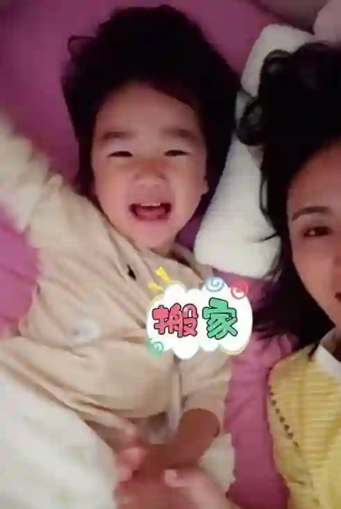 19岁李嫣逛奢店疯狂购物，妹妹搬家泪洒现场，两个孩子差异显著