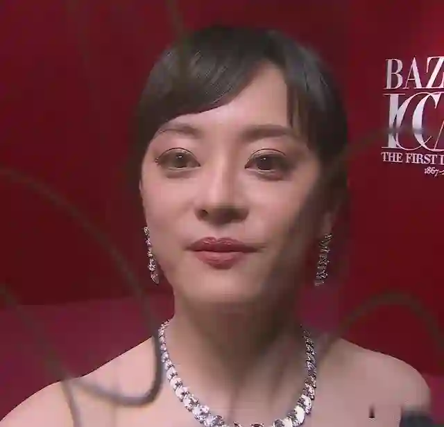 芭莎红毯镜头下的女星，真实堪比照妖镜，杨幂躲了，孙俪扛住了