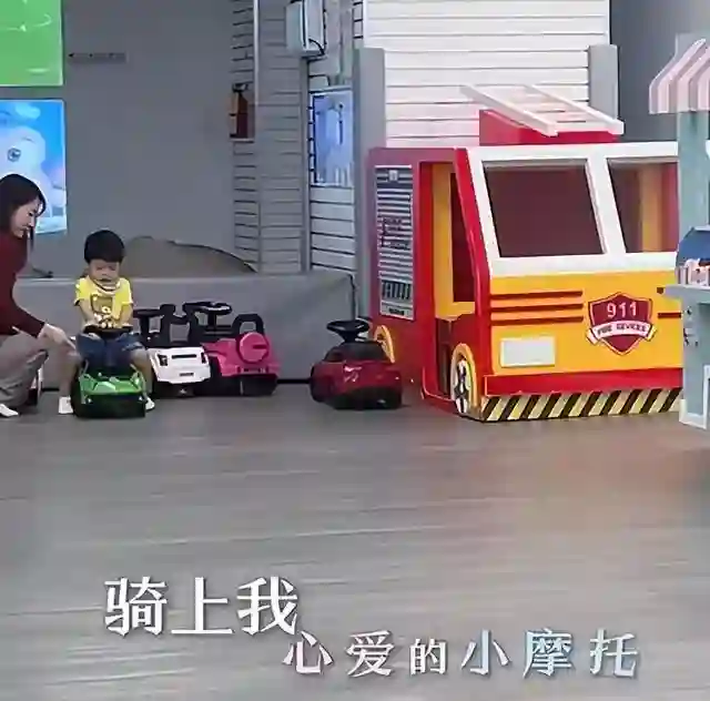 李念带三胎儿子游乐场疯玩，宝贝白白胖胖萌态百出，长得超像妈妈