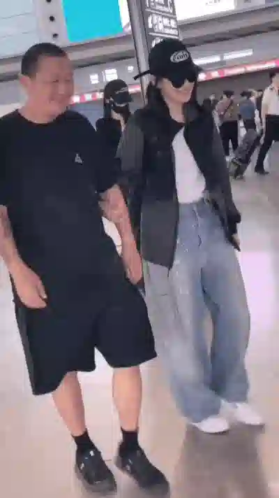 梅婷回京老公曾剑现身接机，黑衣装扮“老人味”明显，牵手像父女