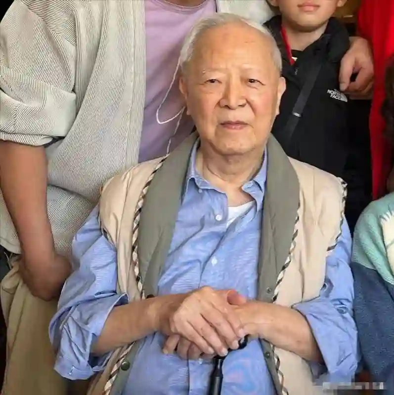刘恺威回香港参加聚会心情好，50岁年轻似小伙，杨幂前几日也赴港