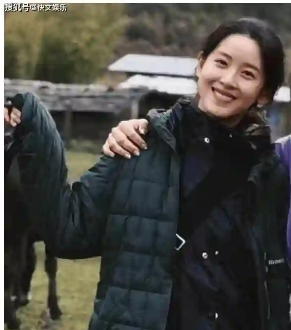 32岁章泽天海外生活实录，爬山缺水嘴唇脱皮，婚姻改变人生引热议
