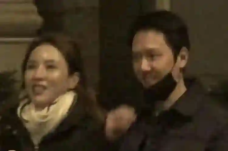 冯绍峰新恋情实锤！带女友和朋友聚餐，女友是网红脸不如赵丽颖