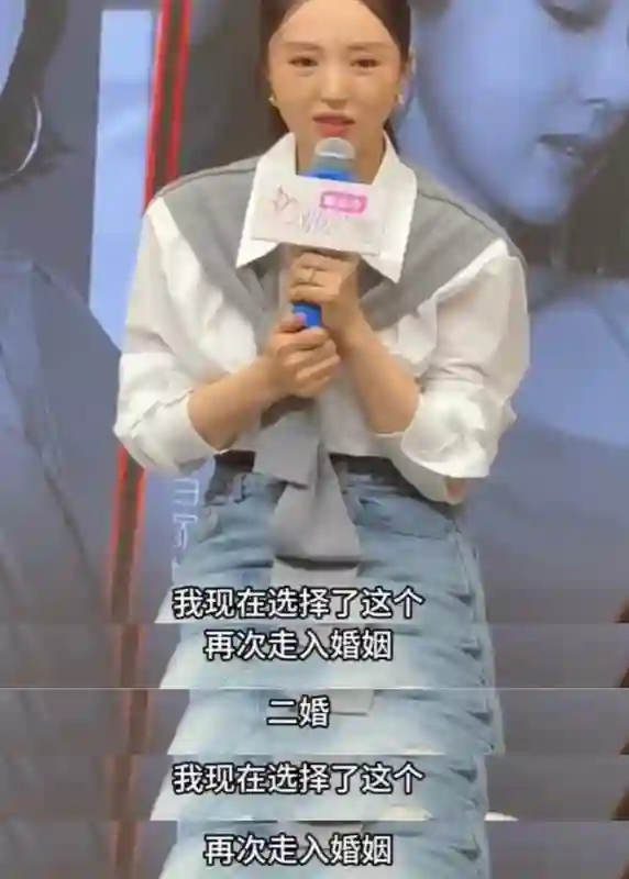 董璇婚宴敬酒照曝光，两套礼服不含糊，伴娘佟丽娅微表情引热议