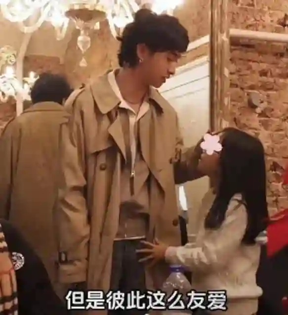 伊能静儿子穿肚兜逛街，网友：生儿变育女，庾澄庆：快乐就好