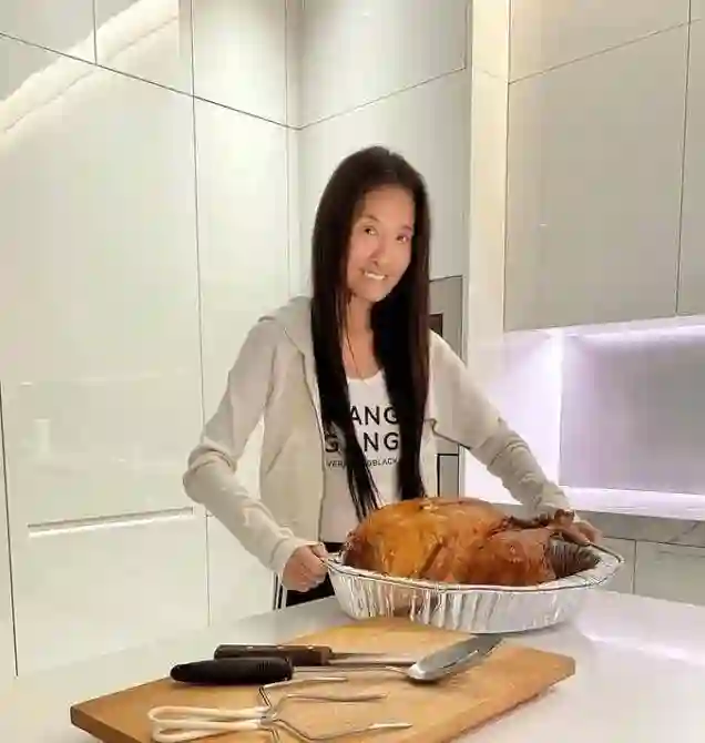 72岁王薇薇：泳衣显修长身材，无赘肉，少女感全靠这头秀发