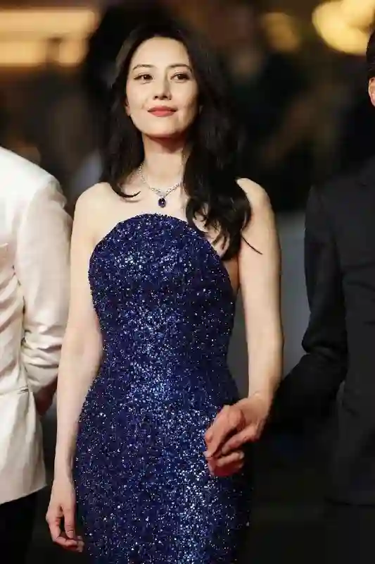 中国女星戛纳巅峰对决：她穿成东方名伶扛住生图，而她一改面相清纯变凌厉……