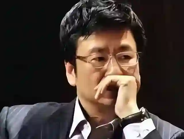 “央视一哥”白岩松被病痛折磨，曾多次想不开，56岁白发满头
