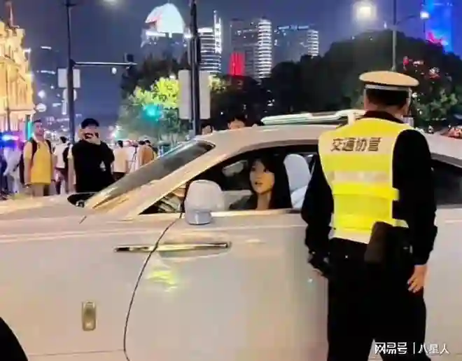 baby哭晕!黄晓明回上海与叶珂团聚!开心与网友打招呼,精神状况好