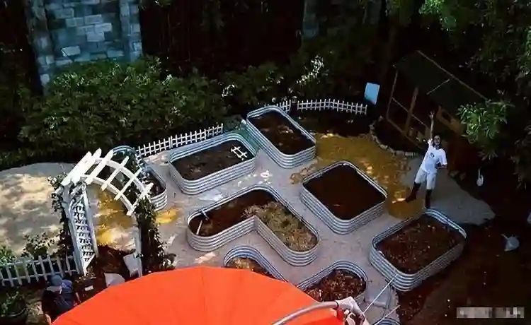 郑恺夫妇买珠宝被偶遇，苗苗穿大码短袖遮身材，外八严重像怀4胎