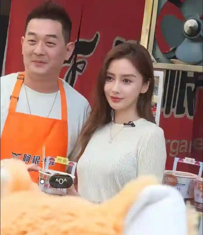 36岁杨颖落魄了！现身澳门给小店铺站台，全程笑脸毫无明星架子！