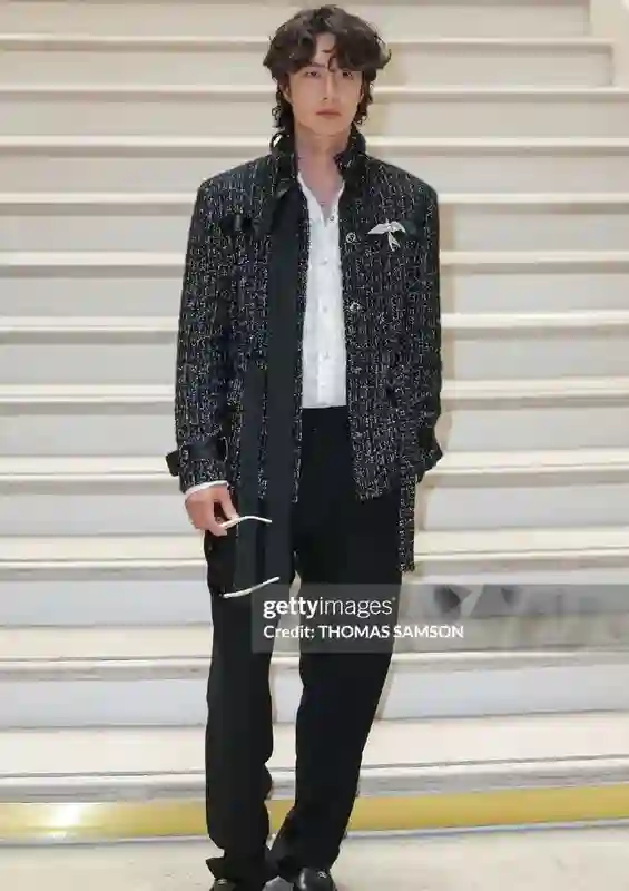 巴黎时装周：王一博帅翻，辛芷蕾脸圆了，迪丽热巴赫本风惊艳全场