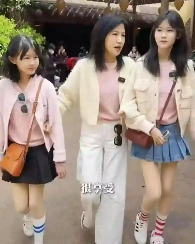 陆毅妻子鲍蕾晒樱花合影，母女花迷人，网友赞叹比李湘女儿清纯