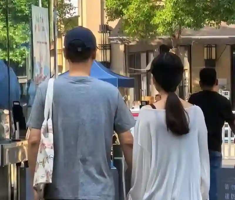 45岁任重和老婆牵手逛街，孙骁骁身材苗条似少女，隐婚生娃好幸福
