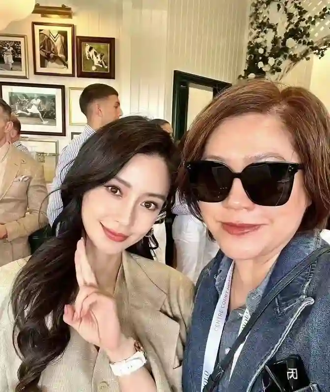 杨颖被经纪人当街训骂照曝光！自费租房面试找工作，吃地摊无人识
