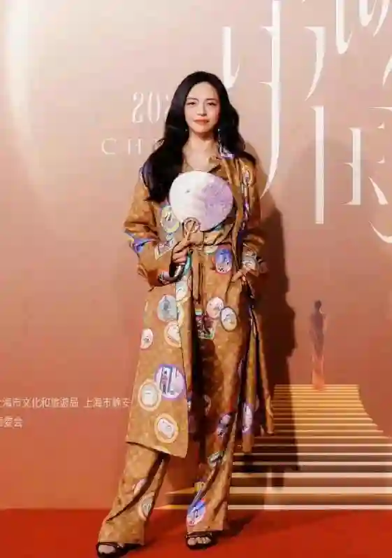 红毯惊喜不断！王子文摔倒、赵露思回归，袁姗姗变脸认不出