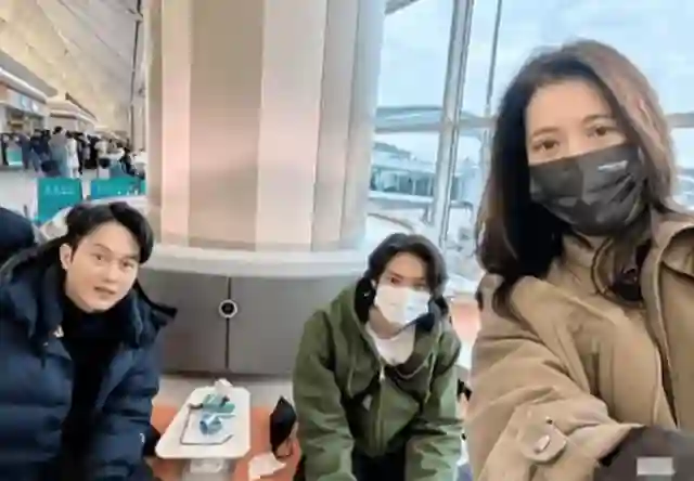 袁咏仪夫妇香港逛街，53岁张智霖宽肩窄腰大长腿，比镜头前更年轻