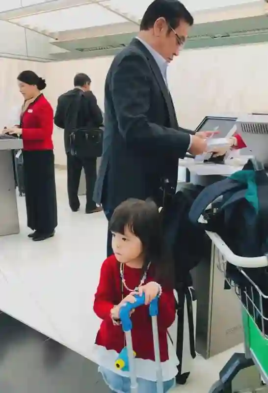 尔冬升女友晒全家福被骂！破防删评惹群嘲，一家三口同框像三代人
