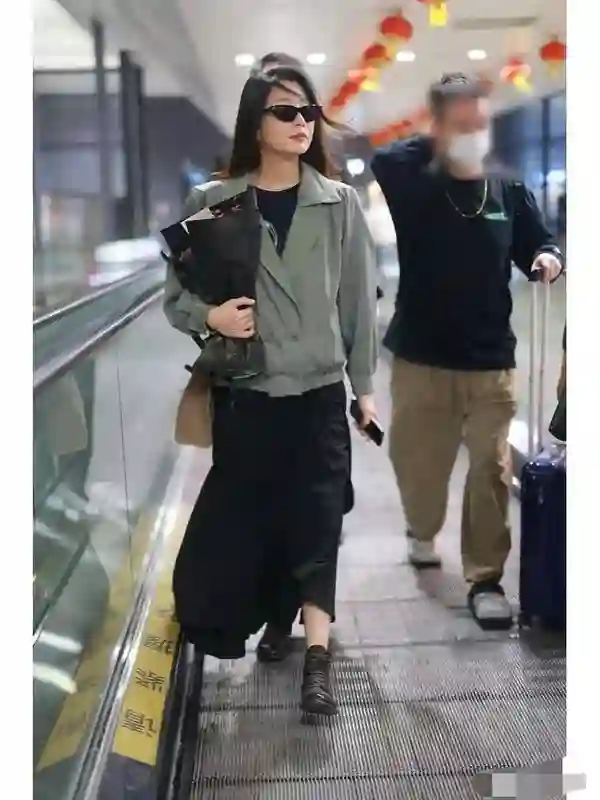 殷桃增肥后变化惊人，短款外套搭半身裙，墨镜时髦减龄，状态超绝