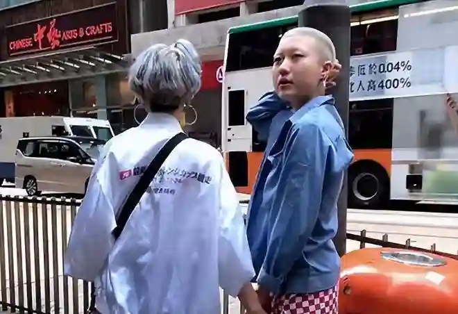 最惨星二代！母亲虐我，巨星爸爸不认我，就连同性妻子也抛弃了我