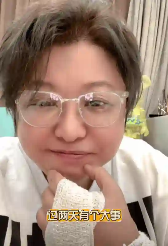 53岁韩红近照瘦到认不出！网友惊呼：不敢相信