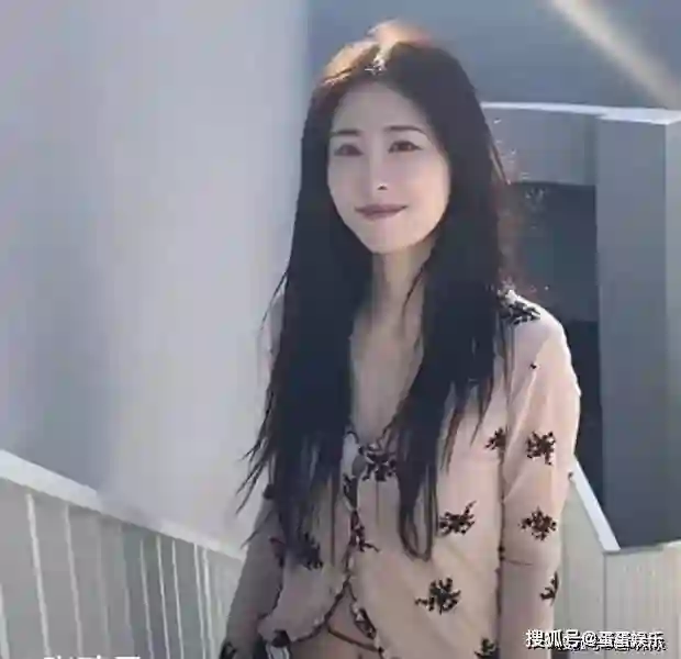 华晨宇5岁女儿曝光：小公主颜值引期待，母女看烟花画面超温馨