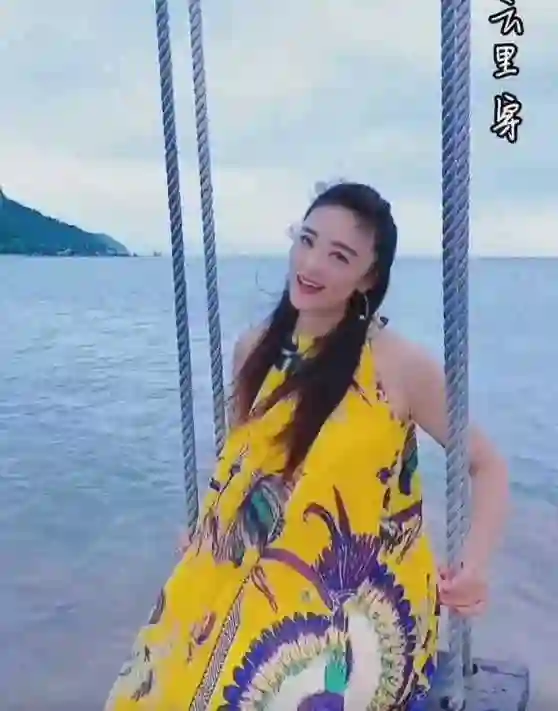 玖月奇迹被喊话复婚！王小玮海边荡秋千，衣着宽松难掩大肚疑怀孕