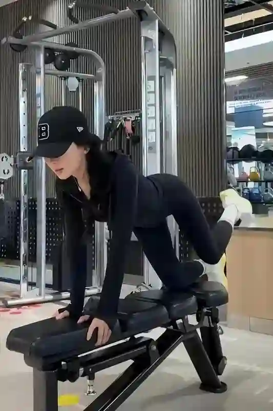 汪峰携手小19岁的女友惊现新疆 连走路姿势都带着二十年前的活力