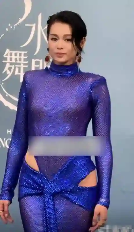 澳门这一天，舒淇深V领，刘嘉玲裸背装，却被胡杏儿的露腰装艳压