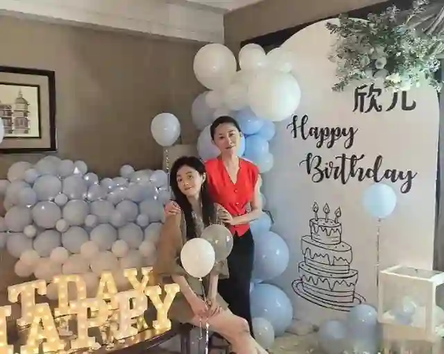 蒋欣晒生日惊喜，俏皮唱生日歌像20岁女孩，被限制吃蛋糕秒变哭脸