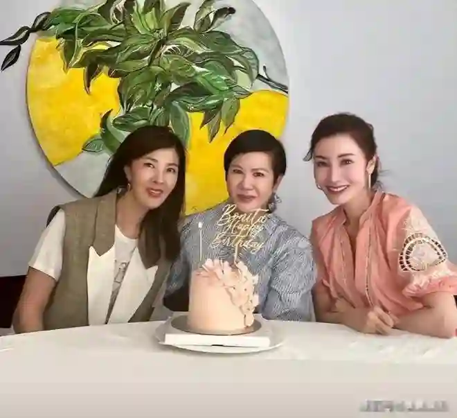 李嘉欣62岁姐姐冻龄美貌依旧，姐妹感情深厚，气质优雅状态好