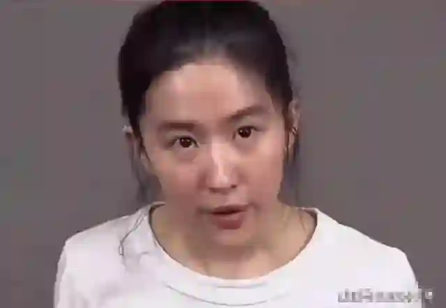 刘亦菲素颜出镜，与路人无差别，网友：这才是真实状态