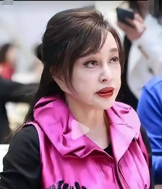 电影院偶遇佟大为夫妇，妻子脸肿被嘲像庆奶，和一旁董璇差别好大