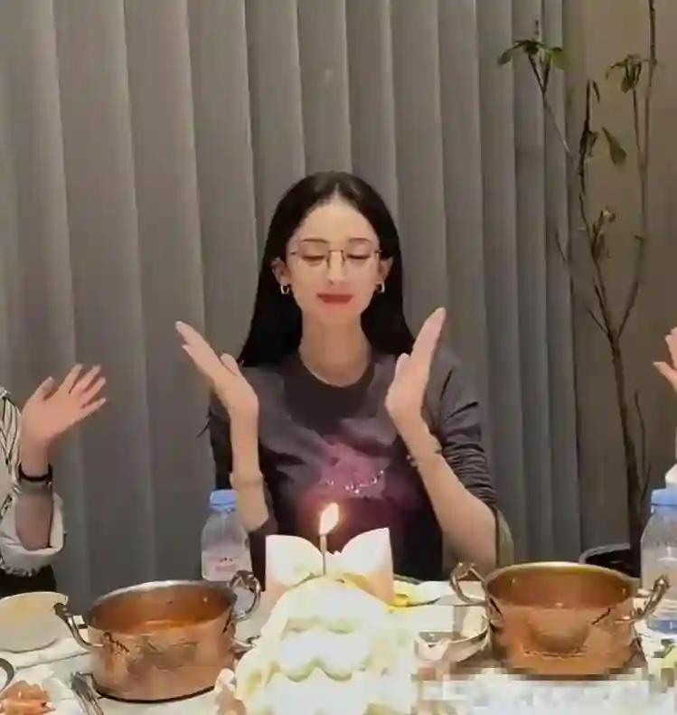 古力娜扎33岁生日暴瘦上热搜！素颜吃火锅惊呆网友：这身材认真的