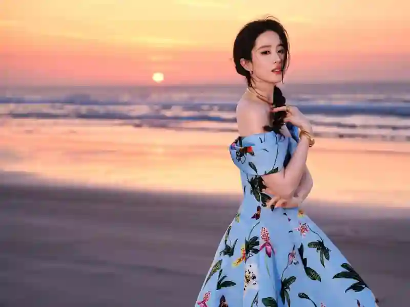 刘亦菲逛街被偶遇，37岁的状态依旧超绝，和朱珠同框好养眼！