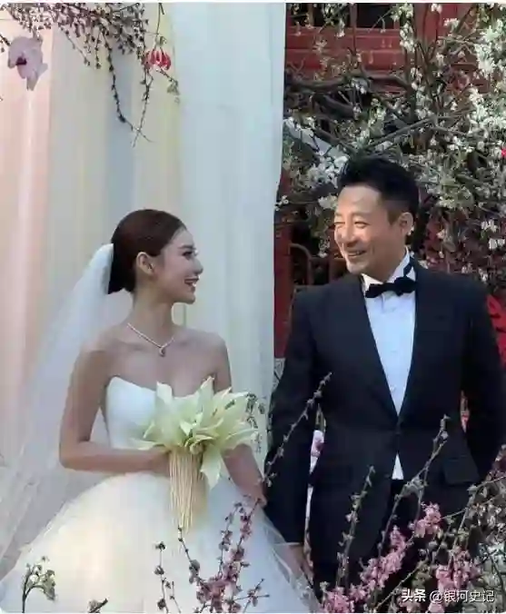 汪小菲信守承诺带娃玩，小玥儿露正脸了，太像大S，S妈又沉默了