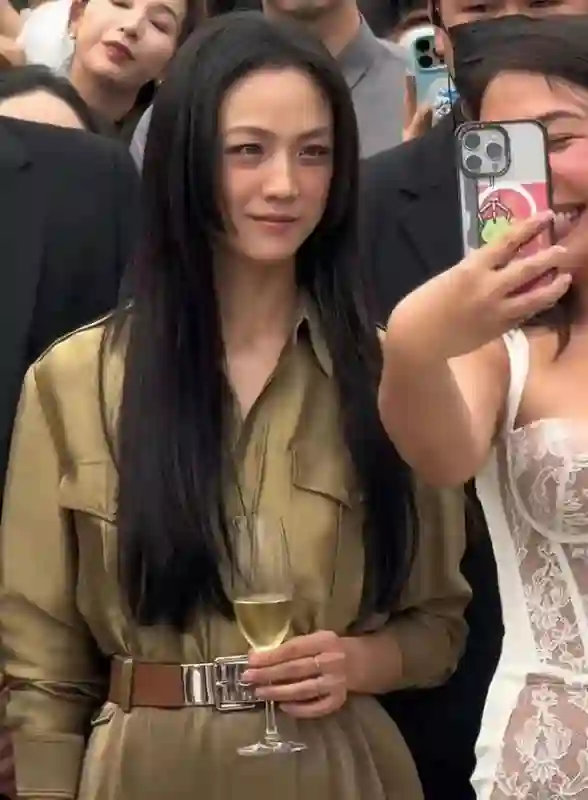 这一夜，胸下垂还穿深V的刘嘉玲，在“长裙裹身”的汤唯面前尴尬