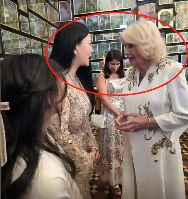 49岁李湘英国看马赛，母女俩穿透视装引热议，被嘲像两个老姐妹