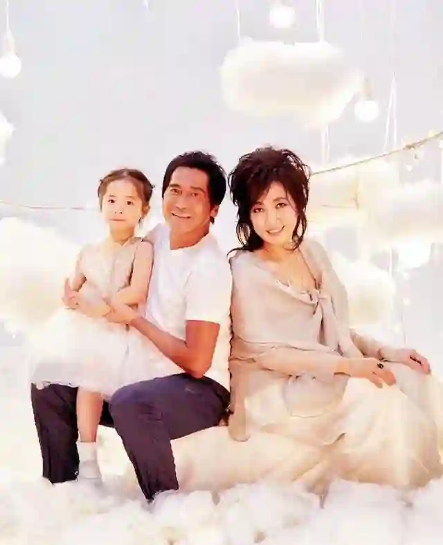 孙丽雅：嫁大24岁歌手齐秦，婚后连生两胎，一家四口其乐融融