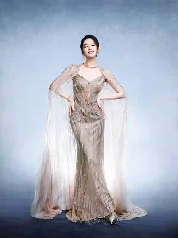 刘亦菲化身鎏金神女惊艳全场！璀璨华服衬笑颜超吸睛