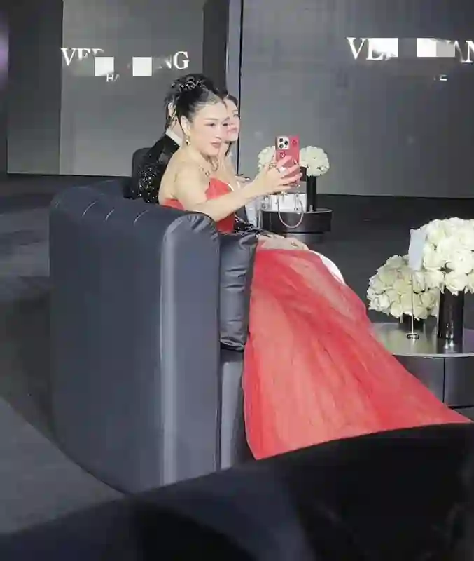 张伦硕有分寸，大女儿张敏钧在他面前穿抹胸，他只和钟丽缇对视