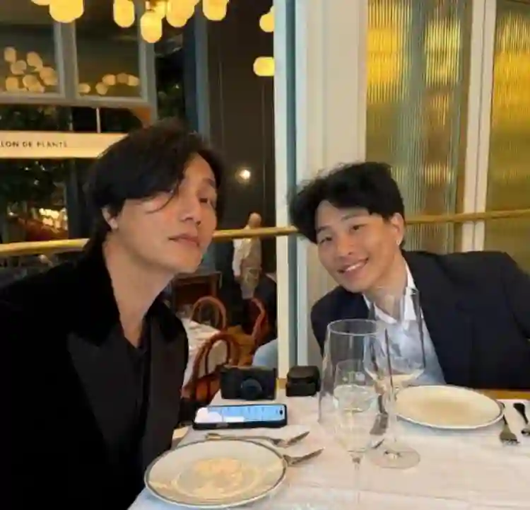 陈坤儿子大学毕业！23岁陈尊佑晒和父亲合照，父子俩颜值差距好大