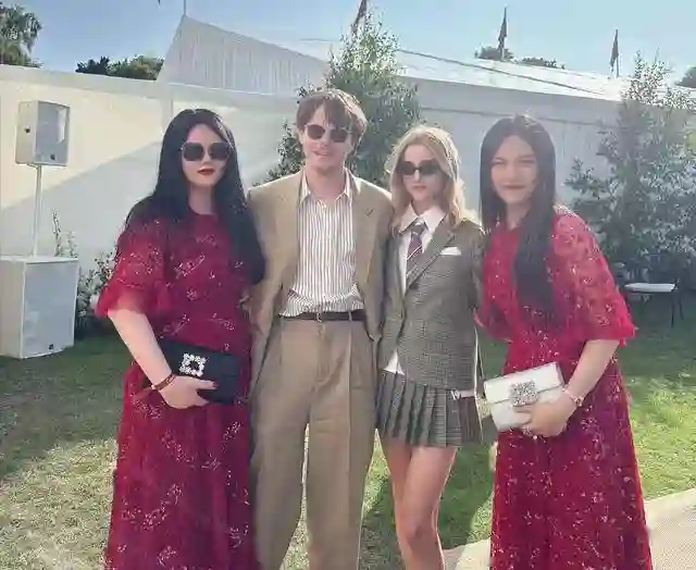 49岁李湘英国看马赛，母女俩穿透视装引热议，被嘲像两个老姐妹