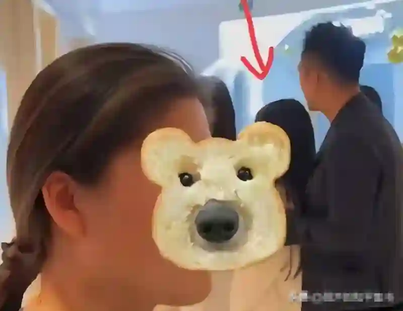 大S子女返京，体态动作惹人疼！生前财务状况堪忧，早已捉襟见肘