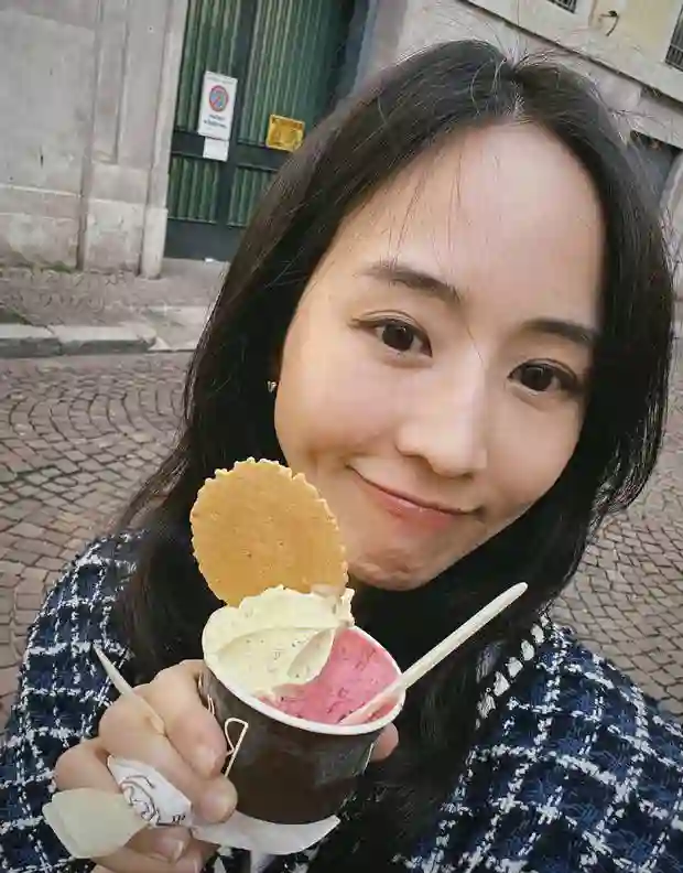 张钧甯生日晒海边素颜照，戴墨镜漫步超惬意