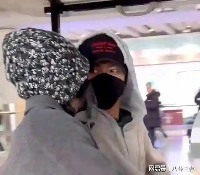 张柏芝复婚无望哭晕！谢霆锋王菲深夜机场同框，高调牵手秀恩爱