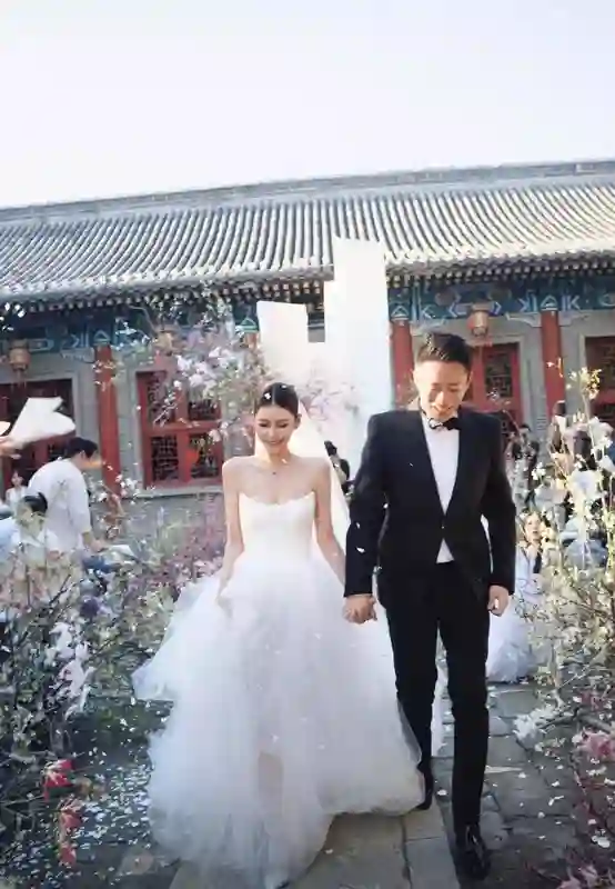 汪小菲520深夜晒婚照高调示爱马筱梅，张兰前夫同框引热议