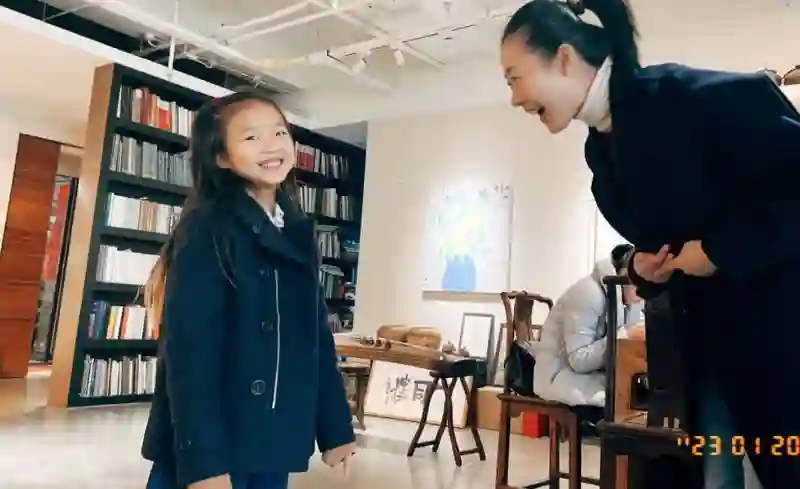 还记得姚晨的女儿小茉莉吗，腿也太长了吧