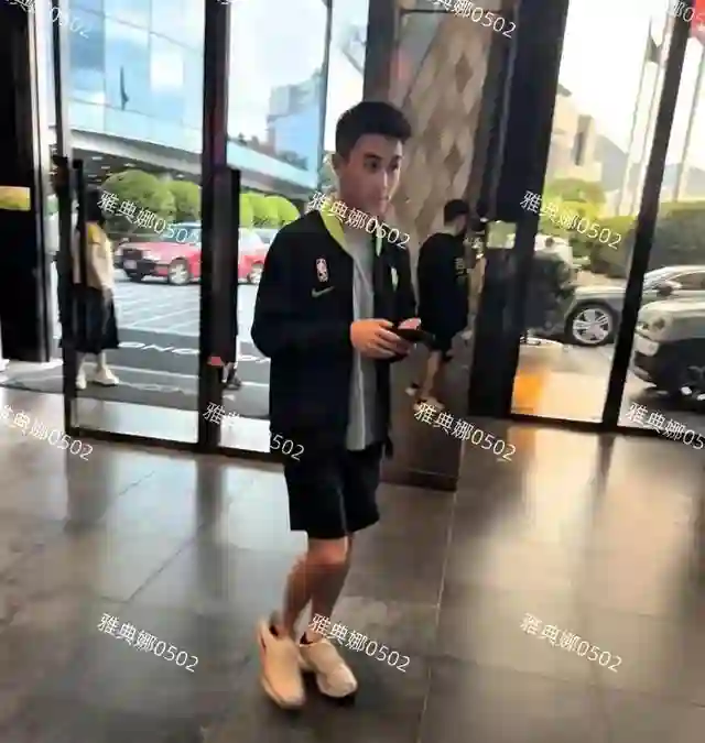 周杰伦演唱会偶遇奚梦瑶和婆婆梁安琪，婆媳俩挥动荧光棒全程开心